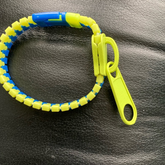 Girl’s bracelet, zipper style, new and cleaned. - Picture 3 of 7